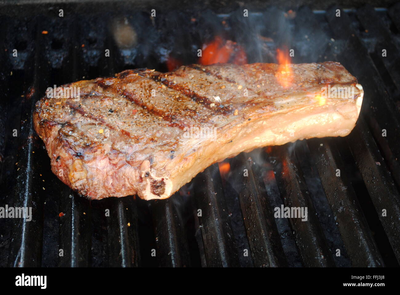 Cuisson de la flamme d'un steak de Bœuf maigre Banque D'Images