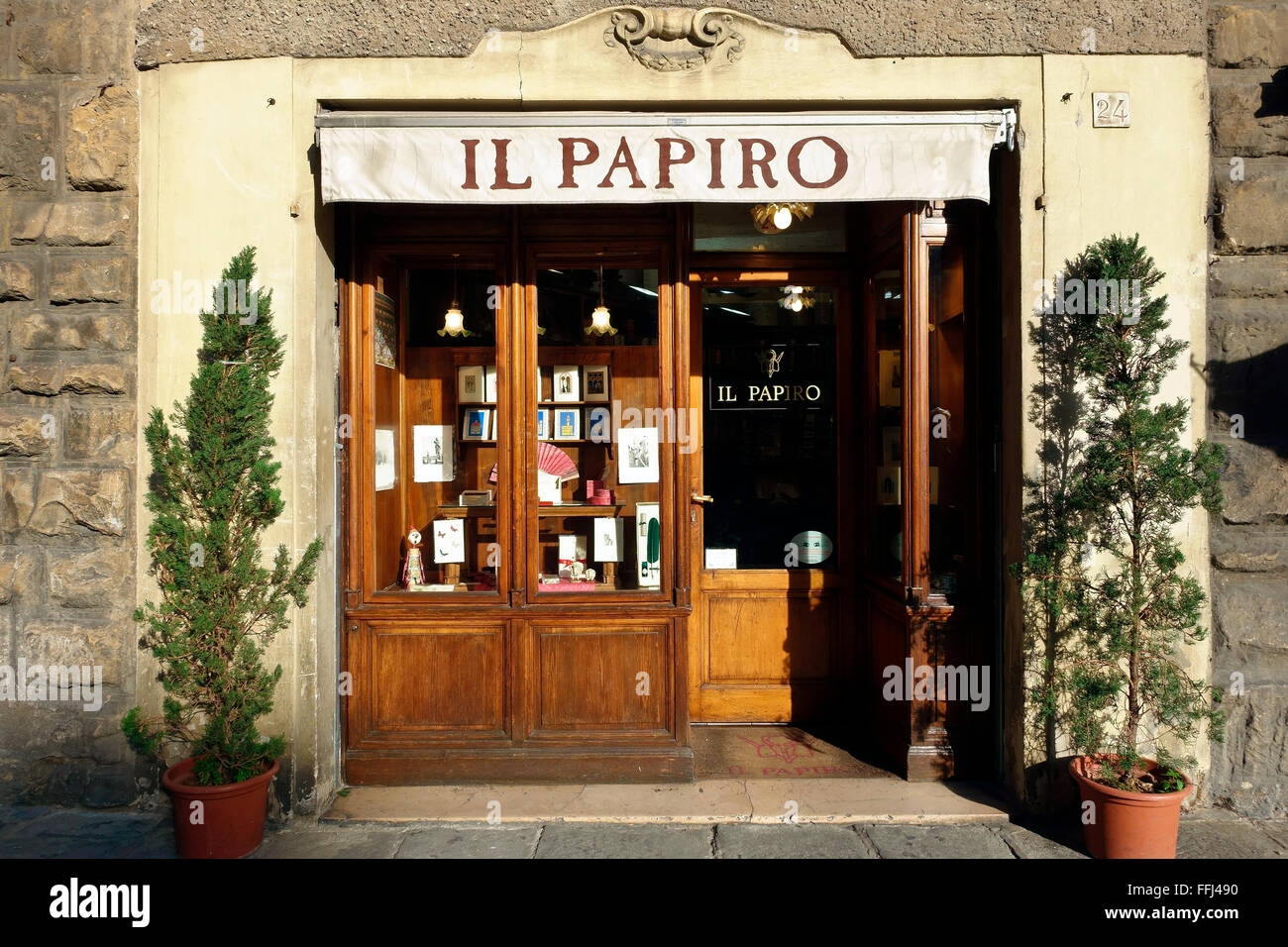 Il Papiro magasin, vitrine, porte d'entrée, produits de papier faits main. Piazza Duomo, Florence, Toscane, Italie centrale, Europe, Union européenne, UE. Banque D'Images