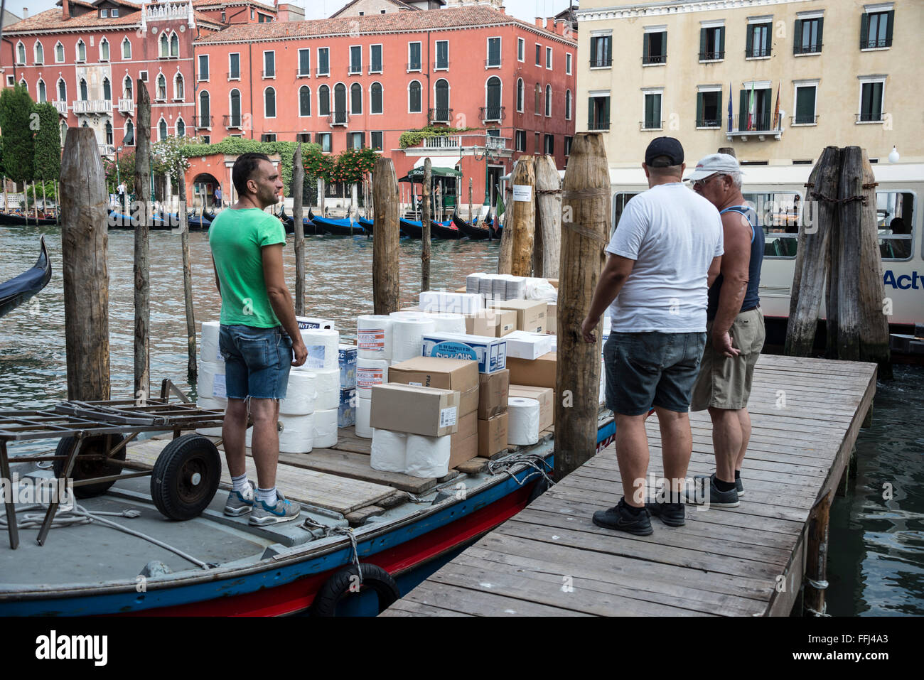 Un assortiment de marchandises en cours de déchargement à partir d'une barge pour la livraison d'un restaurant sur le Canale Grande ( Grand Canal à Venise, Italie Banque D'Images