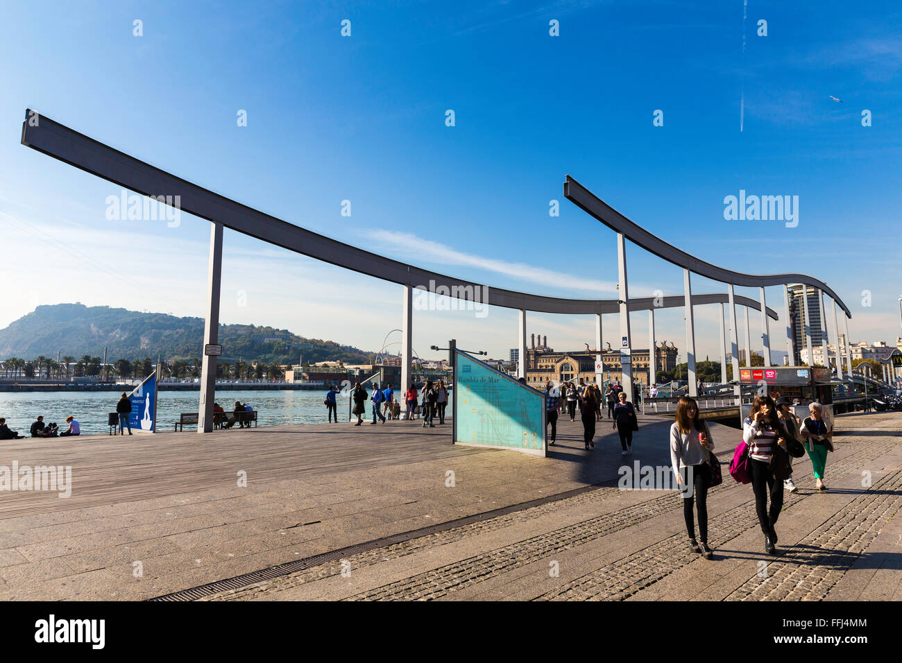 Les gens qui marchent sur la Rambla de Mar pont. Une passerelle piétonne, Rambla de Mar, relie la Rambla à Port Vell à Barcelone, Espagne Banque D'Images