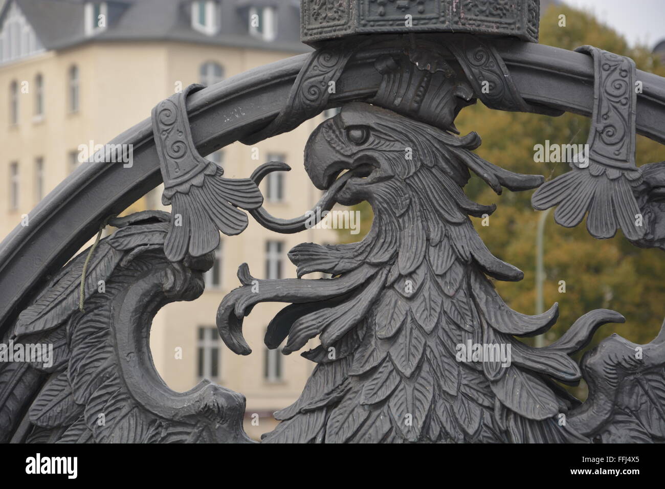 Close up d'un aigle de fer forgé sur un pont de Berlin, Allemagne. Banque D'Images