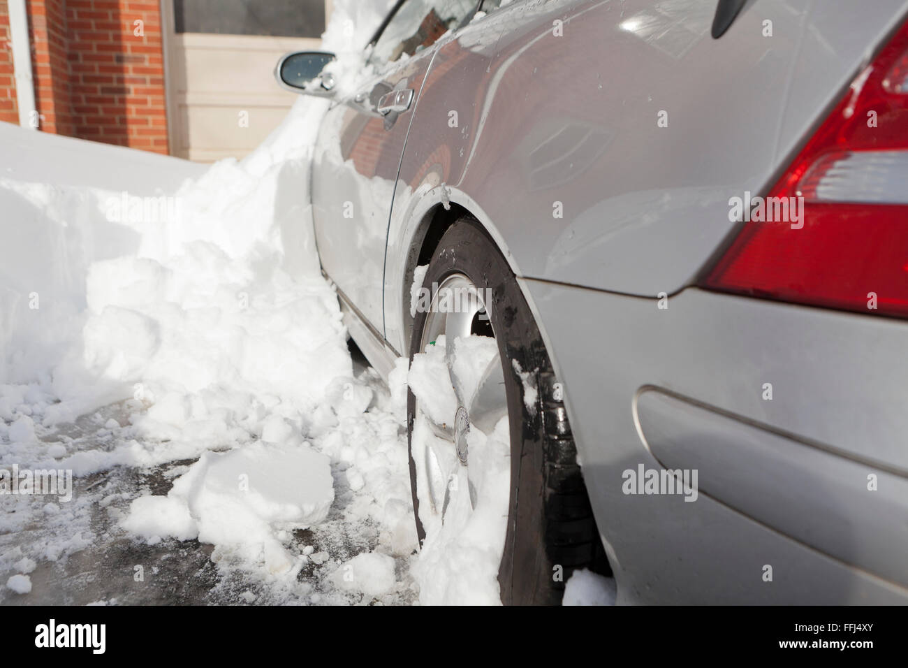 Roue de voiture recouverte de neige - Virginia USA Banque D'Images