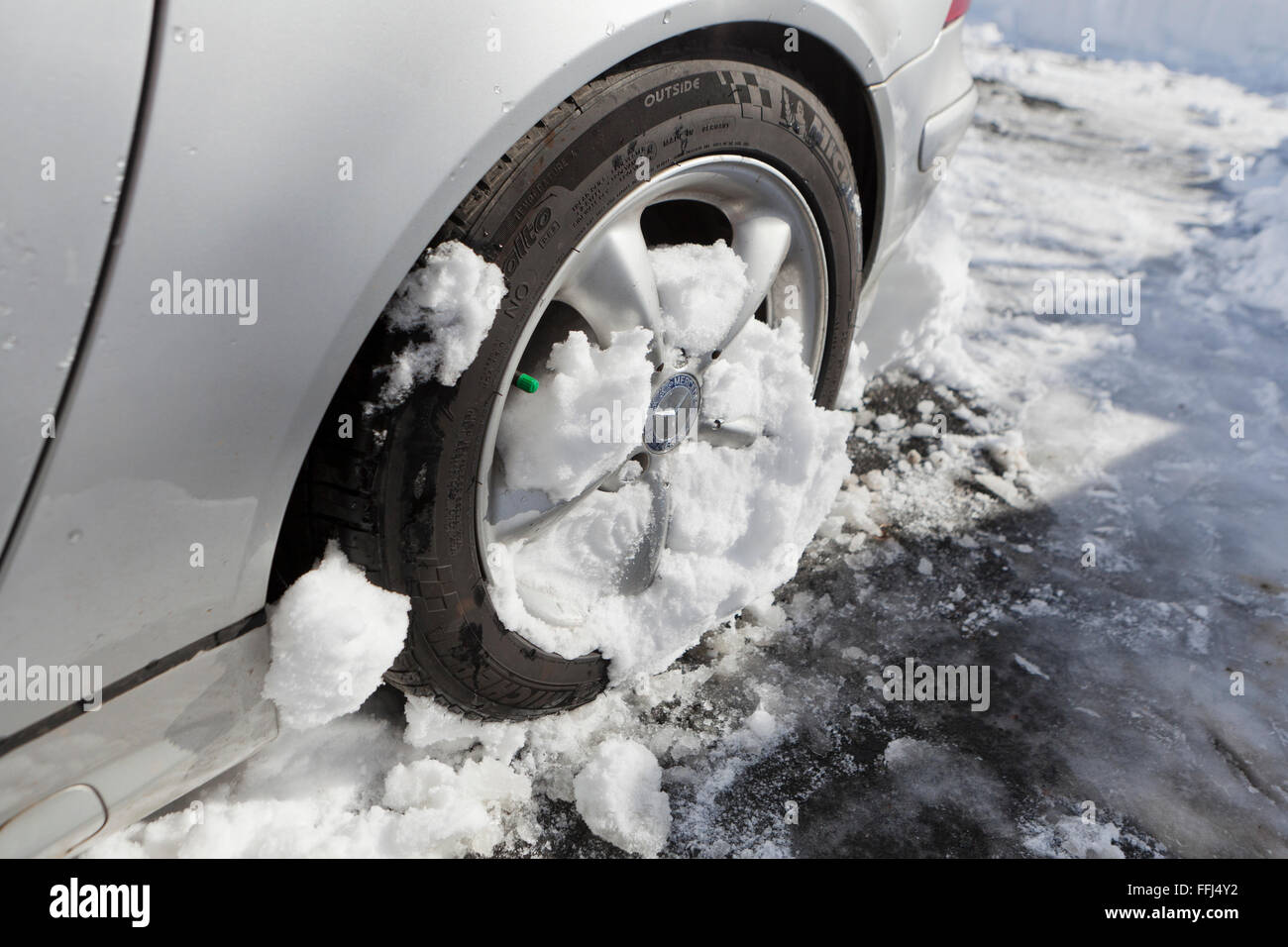 Roue de voiture recouverte de neige - Virginia USA Banque D'Images