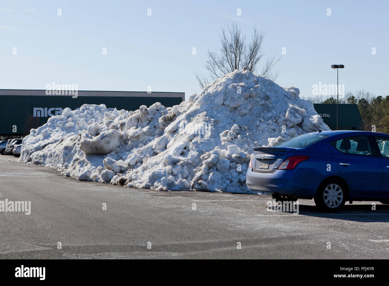 Grand monticule de neige labourée au terrain de stationnement du centre commercial - Virginia USA Banque D'Images