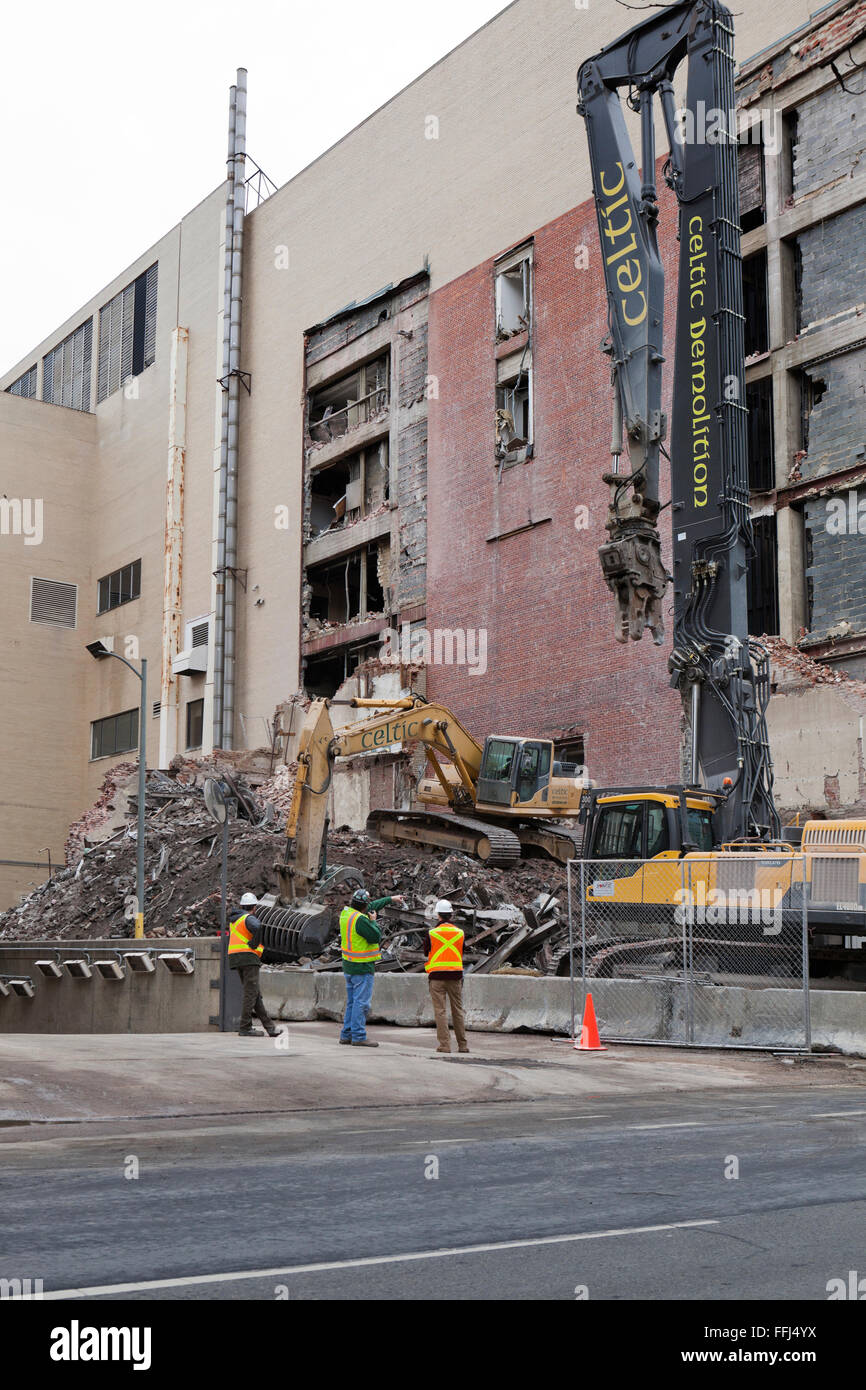 Site de démolition de bâtiments urbains et les travailleurs - Washington, DC USA Banque D'Images