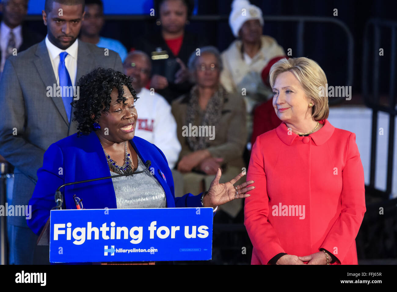 Bamberg County Schools Surintendant Thelma Sojourner introduit le candidat démocrate Hillary Rodham Clinton lors d'une occasion de 'corridor' réunion publique à Denmark-Olar Elementary School 12 février 2016 au Danemark, en Caroline du Sud, USA. L'événement a mis en évidence les disparités face à des familles noires pauvres et ruraux pauvres en Caroline du Sud. Banque D'Images