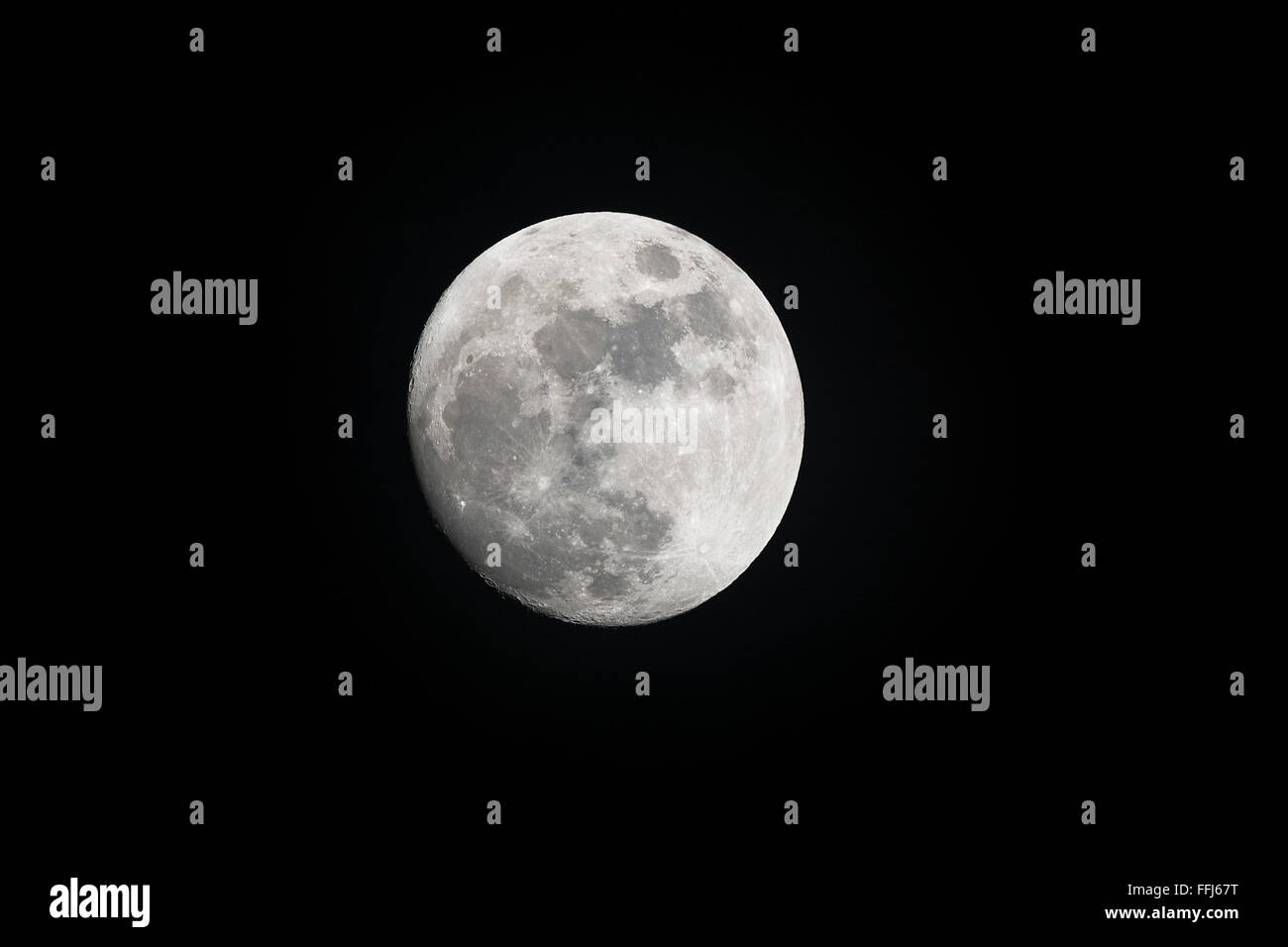 Image d'une pleine lune, tourné pendant la soirée montre la lune mettant en évidence les caractéristiques de la planète. Banque D'Images