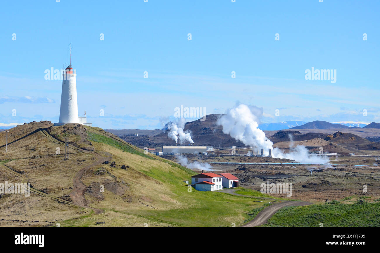 BAEJARFELL, ISLANDE - 13 juin : Le phare de Reykjanes, vu ici le 13 juin 2015, a été le premier phare en Islande. Banque D'Images