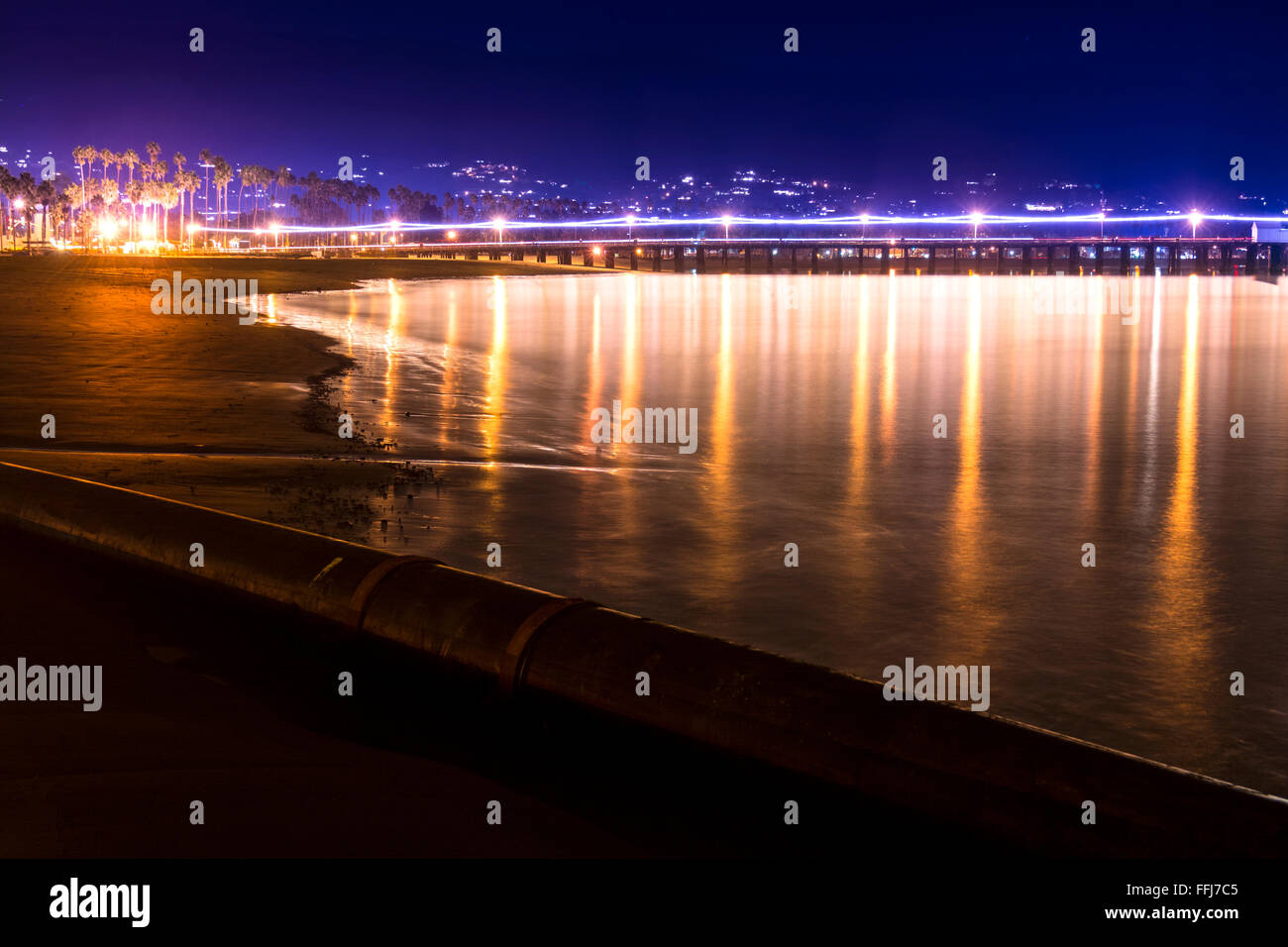 Image d'une longue exposition à Santa Barbara en Californie le port pendant la nuit avec de célèbres Stearns Wharf qui tapissent l'horizon Banque D'Images