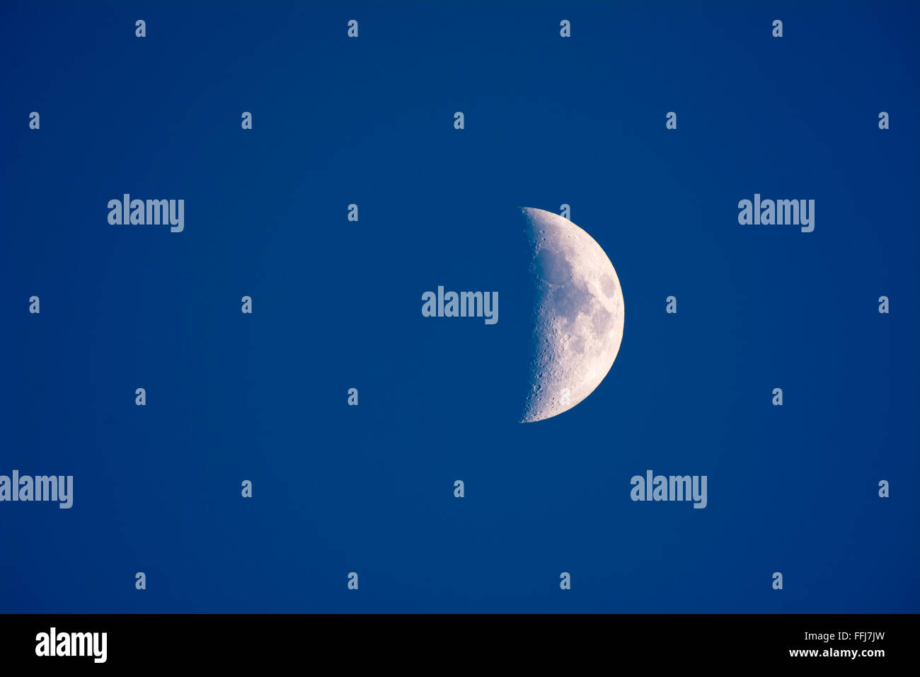 La lune tourné juste avant la nuit montre une planète partielle et atmosphère bleu. Banque D'Images