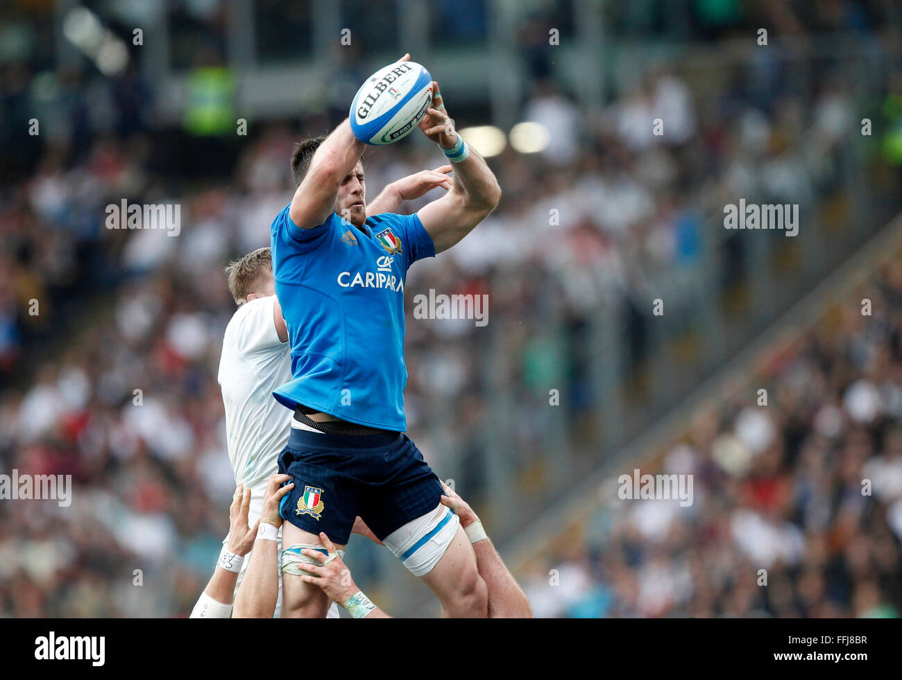 Rome, Italie. 14Th Feb 2016. L'Italie Steyn Abraham attrape la balle pendant les Six Nations rugby union match international entre l'Italie et l'Angleterre . Où l'Angleterre bat l'Italie au score à 39-9 au stade olympique de Rome : Crédit Riccardo De Luca/Pacific Press/Alamy Live News Banque D'Images