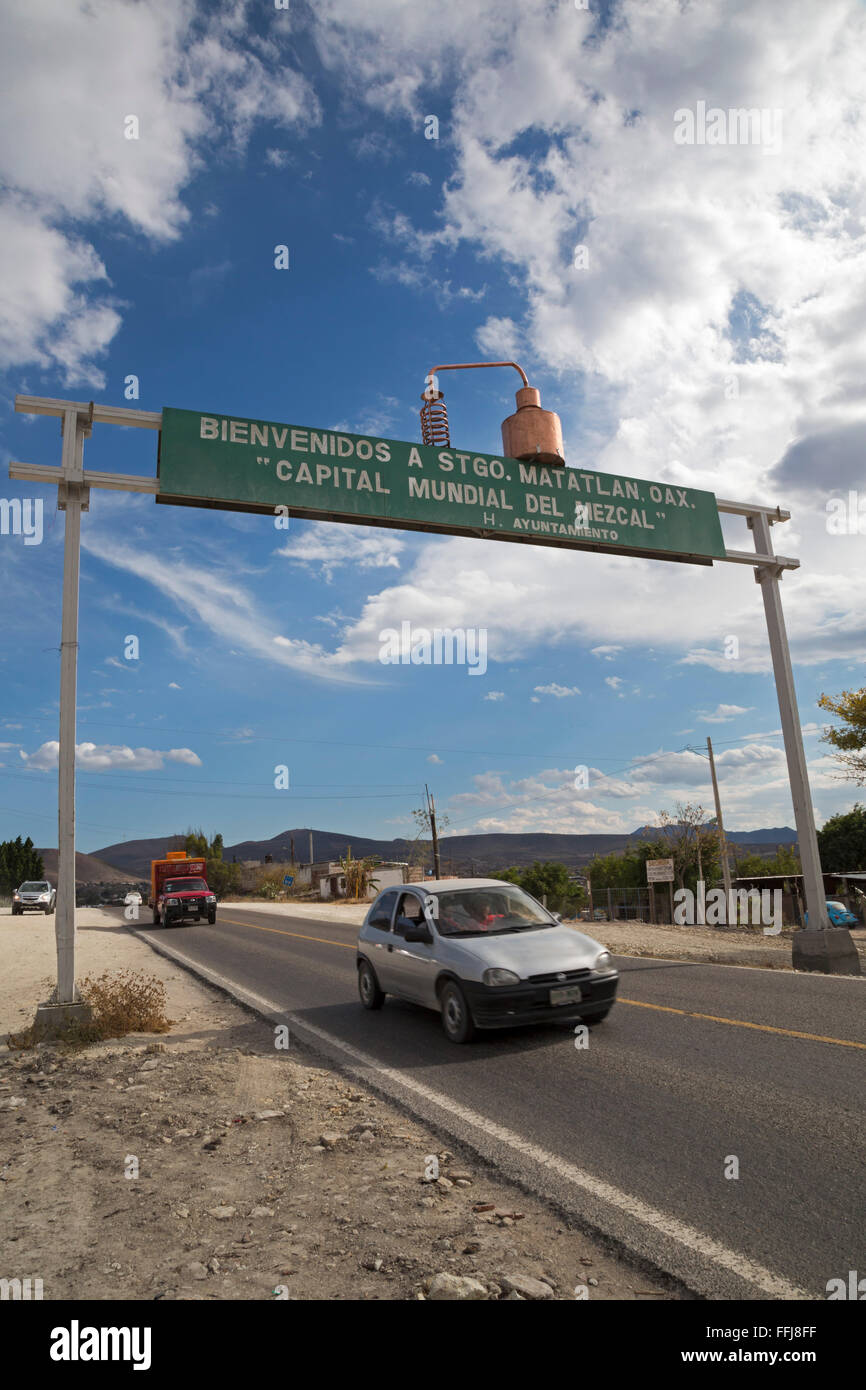 Matatlán Santiago, Oaxaca, Mexique - une enseigne surmontée d'un alambic en cuivre sur l'autoroute 190. Banque D'Images