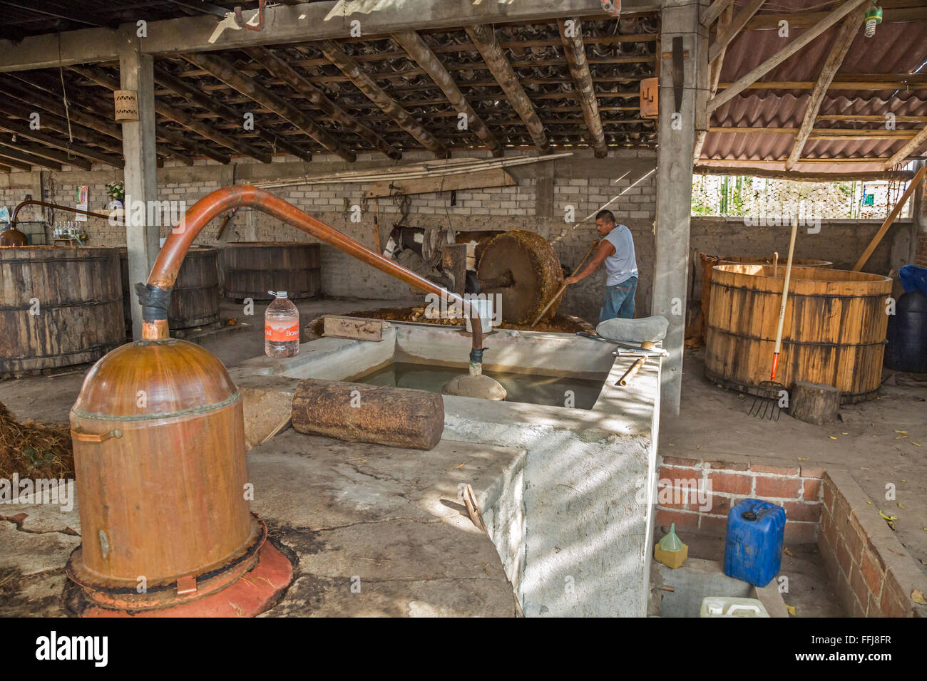Matatlán Santiago, Oaxaca, Mexique - un alambic en cuivre à une distillerie de Mezcal. Banque D'Images