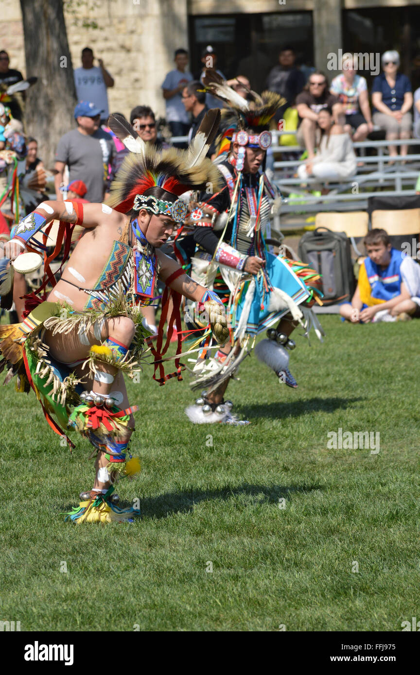Célébration de la journée de remise de diplômes aux élèves autochtones du pow-wow, Université de la Saskatchewan, l'usure traditionnelle Banque D'Images