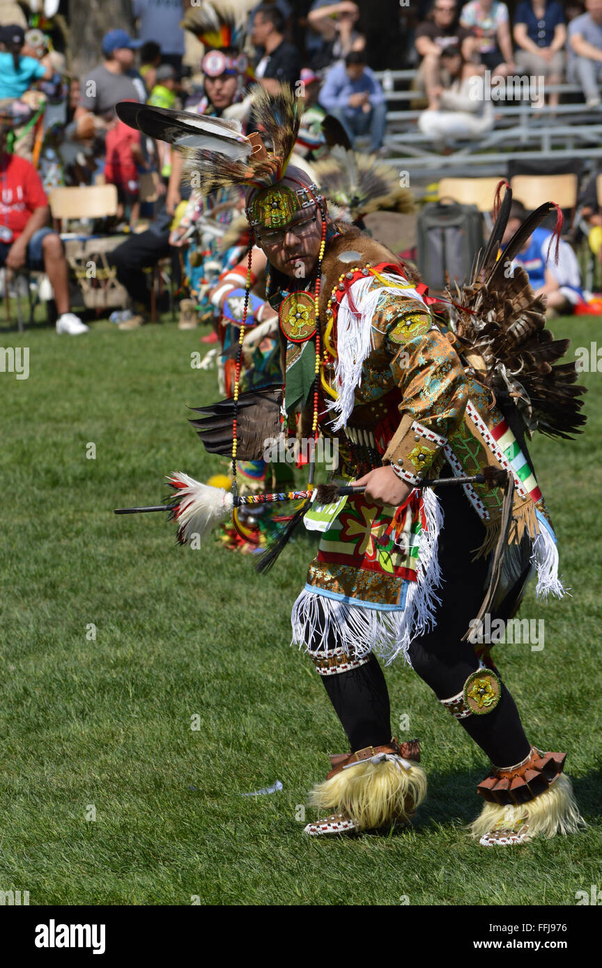 Célébration de la journée de remise de diplômes aux élèves autochtones du pow-wow, Université de la Saskatchewan, l'usure traditionnelle Banque D'Images