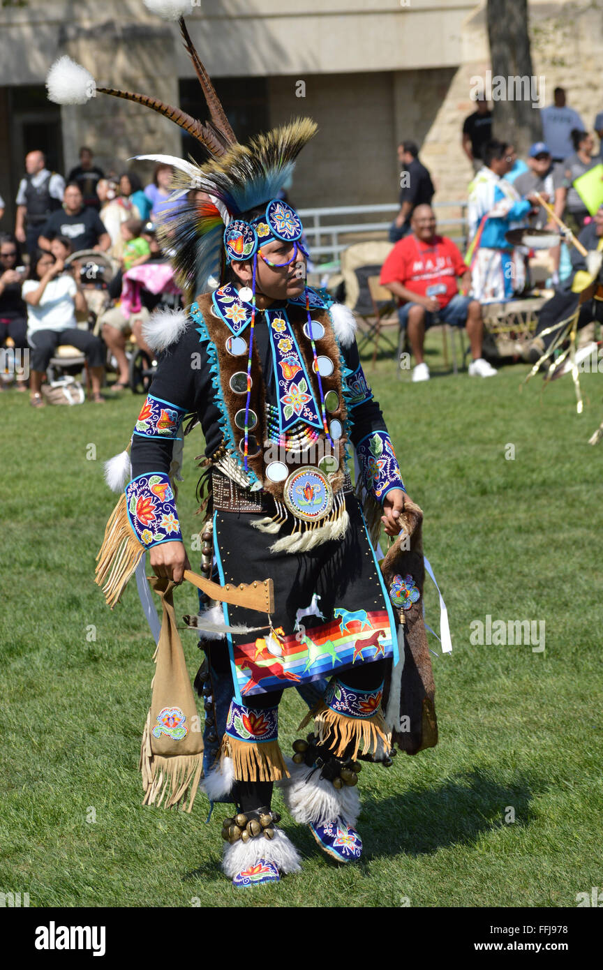 Célébration de la journée de remise de diplômes aux élèves autochtones du pow-wow, Université de la Saskatchewan, l'usure traditionnelle Banque D'Images