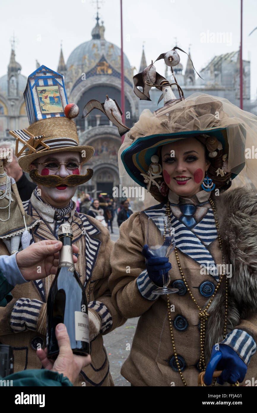 Couple D'âge Moyen Femme En Mauve Costume De Carnaval Homme En Poussettes  En Costume De Bottes Au Carnaval à Venise Italie Image stock éditorial -  Image du masque, amusement: 267557959