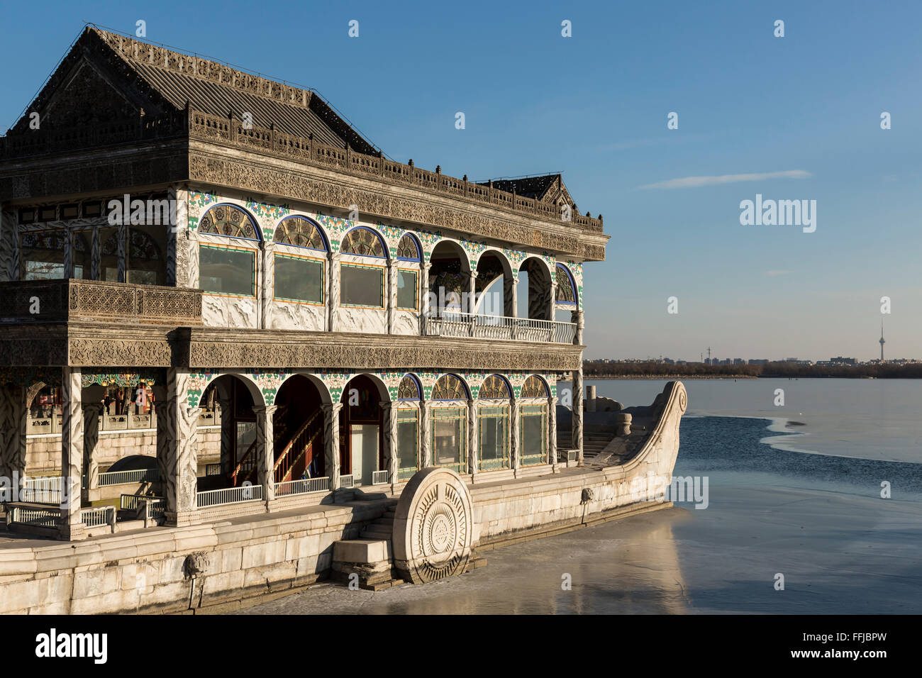 En bateau sur le lac Kunming gelé de Summer Palace - Beijing, Chine. Banque D'Images