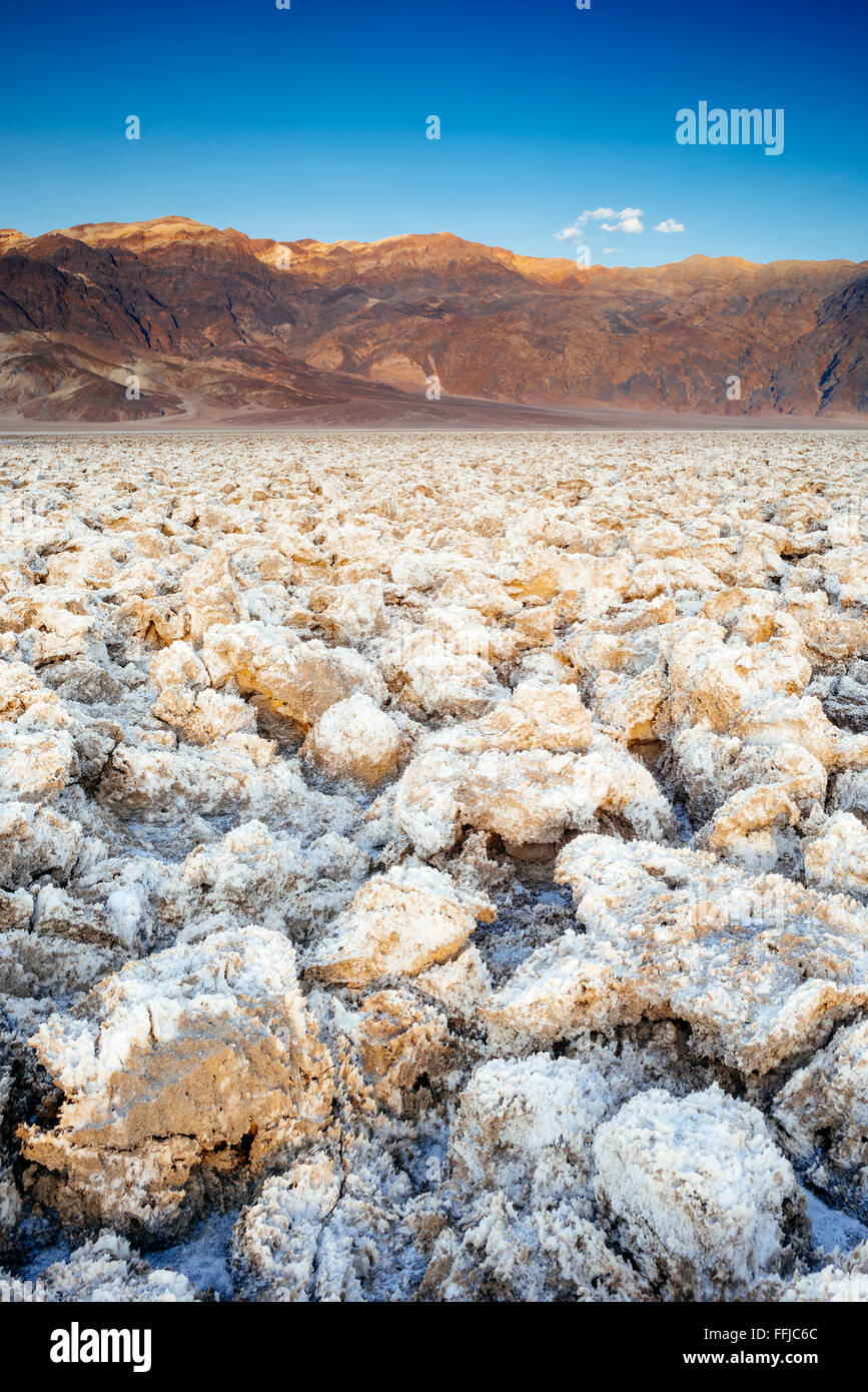 Le Devil's Golf Course, composé de dépôts de sel dans la région de Death Valley National Park, Californie Banque D'Images
