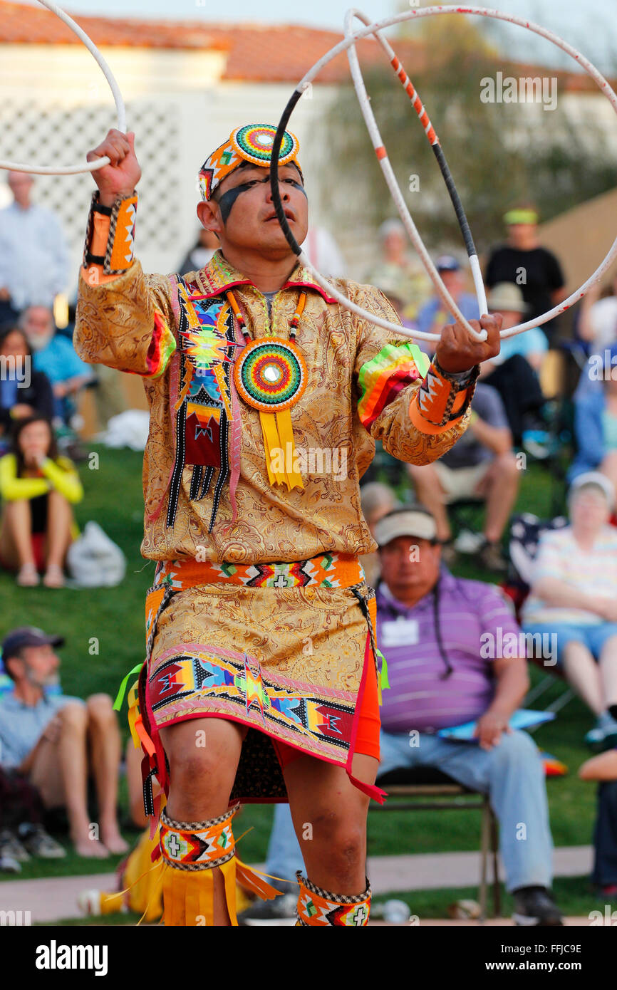 Phoenix, Arizona, USA. 14 Février, 2016. Jenson Lane participe à la finale du Championnat du Monde 27e édition du concours de danse du cerceau. Crédit : Jennifer Mack/Alamy Live News Banque D'Images