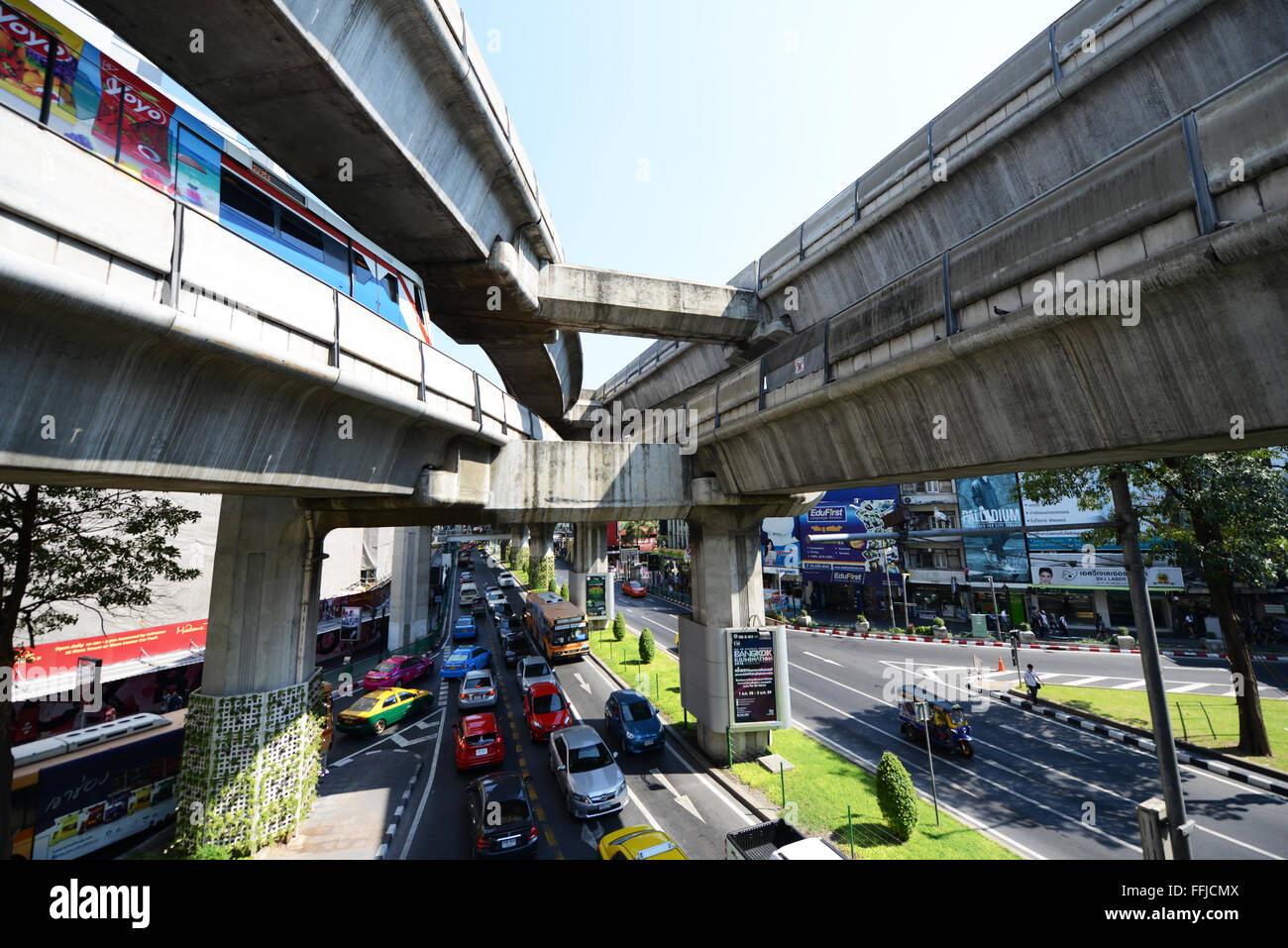BTS skytrain tourne au-dessus de la circulation lourde près de Bangkok Siam Square. Banque D'Images