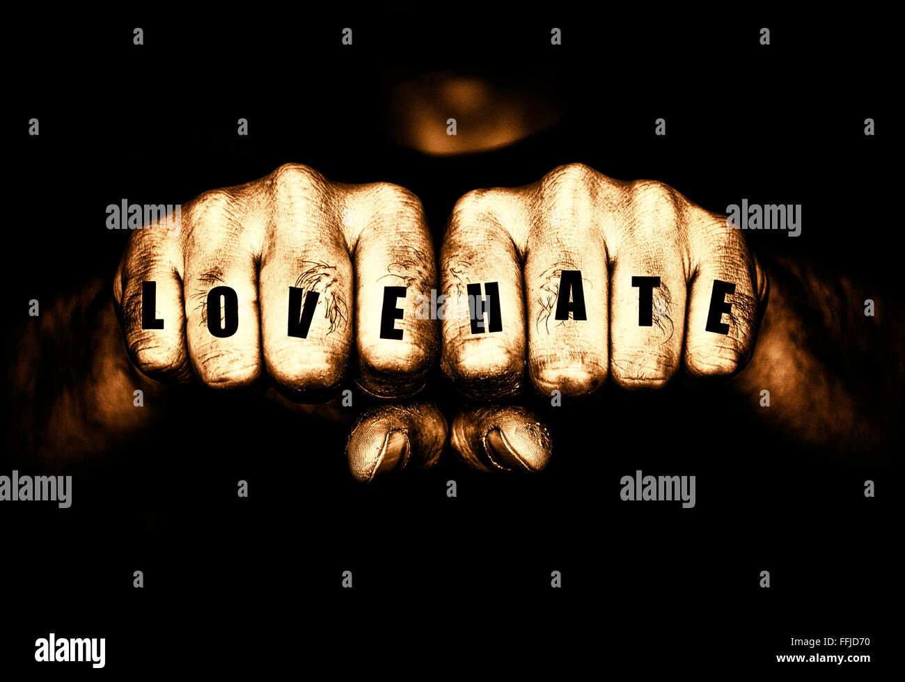 Thug's les poings serrés avec des cicatrices d'amour et de haine avec de faux tatouages sur les doigts. Image tonique avec ajouté des céréales dans le grunge hommes Banque D'Images