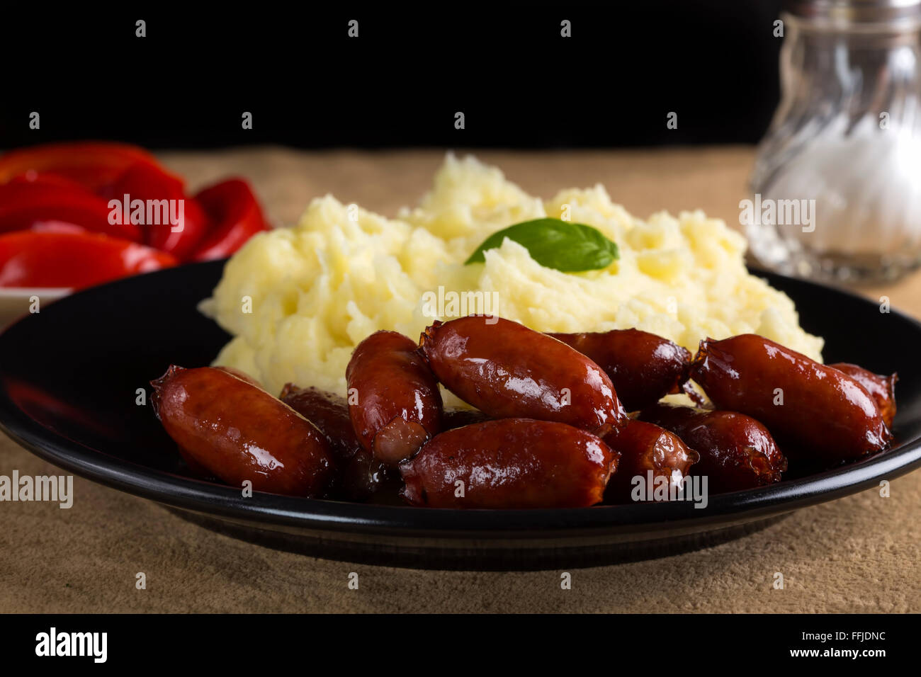 De délicieuses saucisses avec purée de pommes de terre et cornichons frais sur la table - close-up Banque D'Images