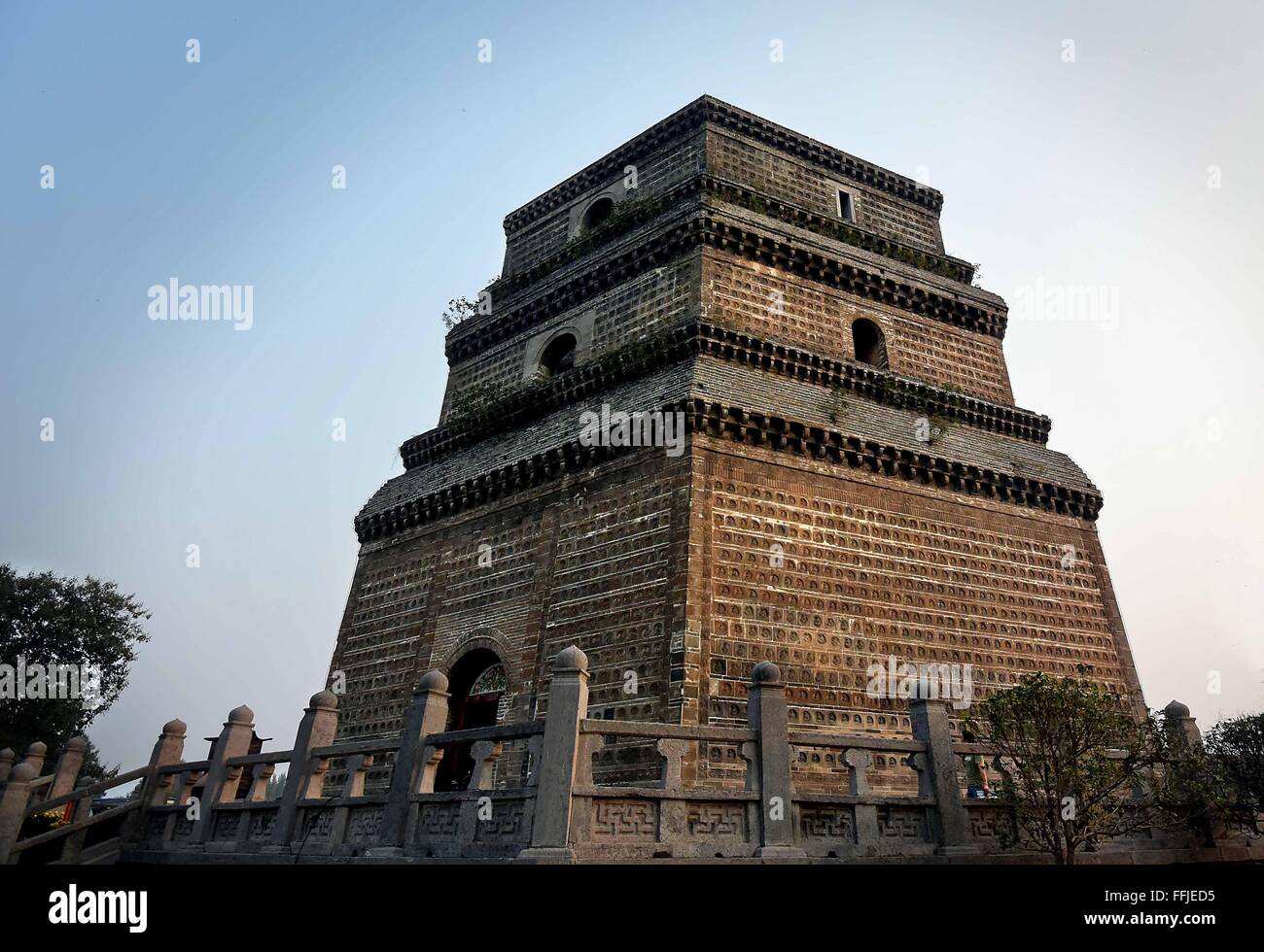 Beijing, Chine. 17 Oct, 2015. Photo prise le 17 octobre 2015 montre une pagode dans la ville de Kaifeng, province du Henan en Chine centrale. La pagode a été construite en l'an 974 de la dynastie des Song du Nord. © Wang Song/Xinhua/Alamy Live News Banque D'Images