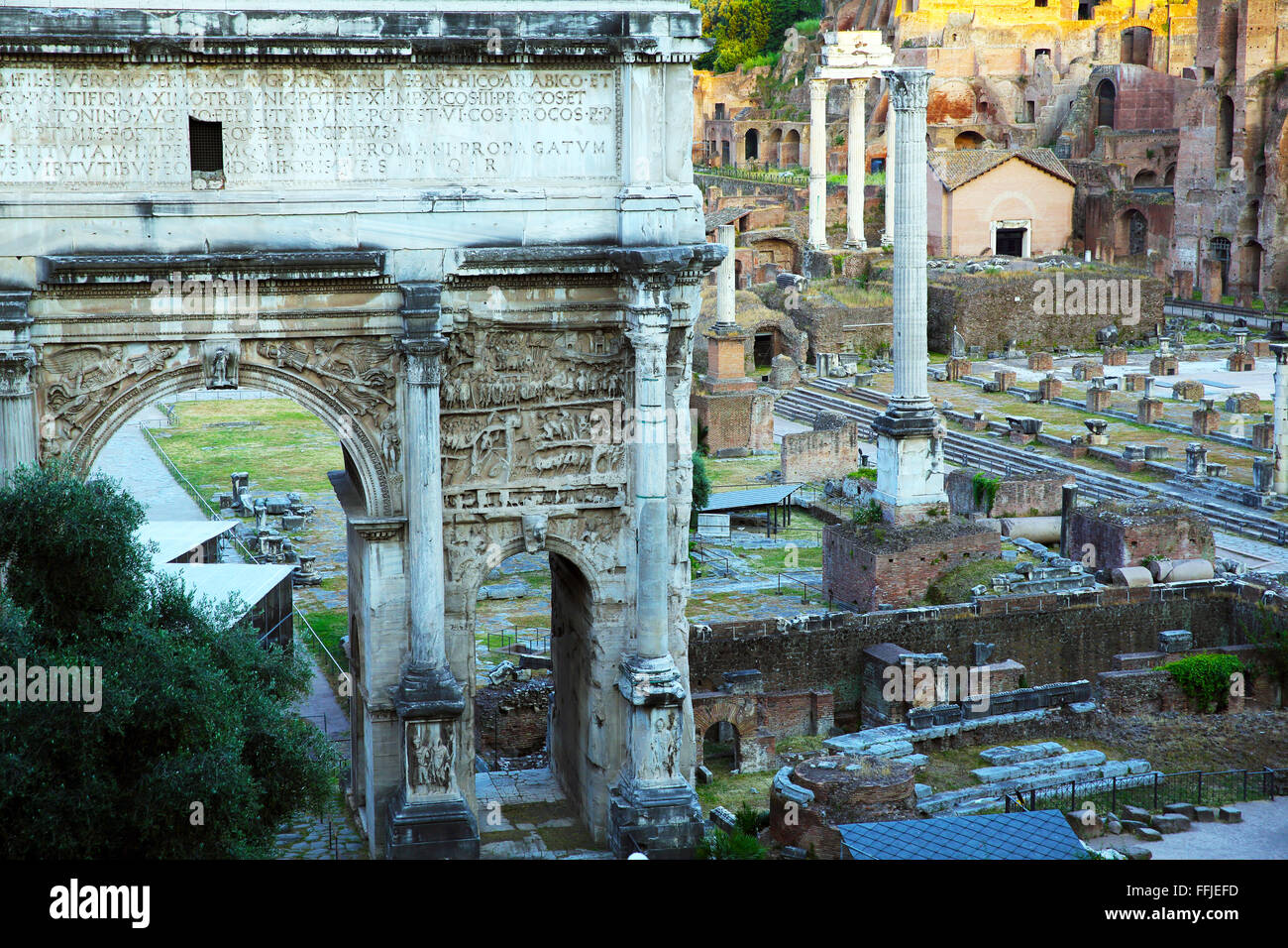 L'Arc de Septime Sévère et le Forum romain de Rome. Banque D'Images