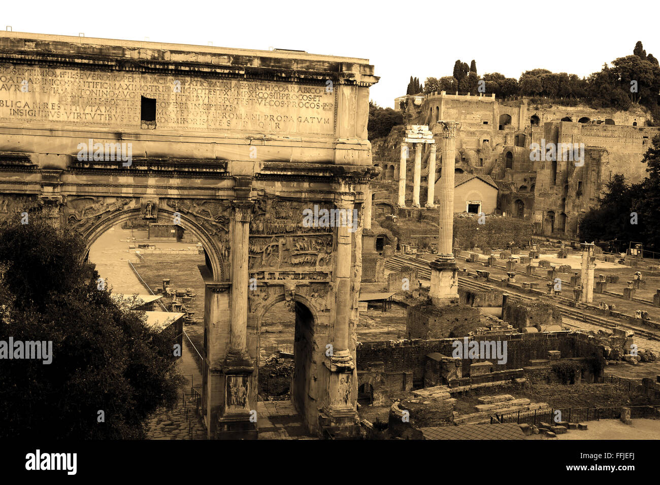 L'Arc de Septime Sévère et le Forum romain de Rome. Banque D'Images