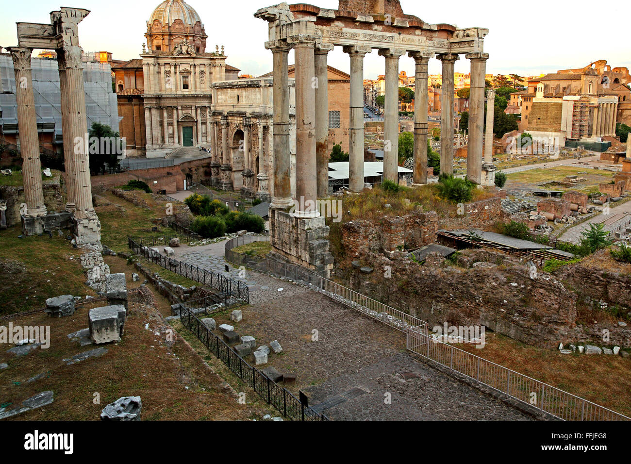 Le Forum romain de Rome au coucher du soleil. Banque D'Images