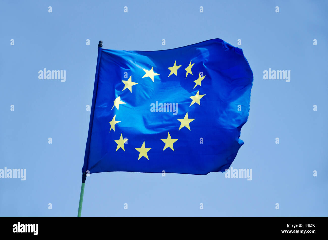 Waving Flag de l'UE l'Union européenne contre le ciel bleu Banque D'Images