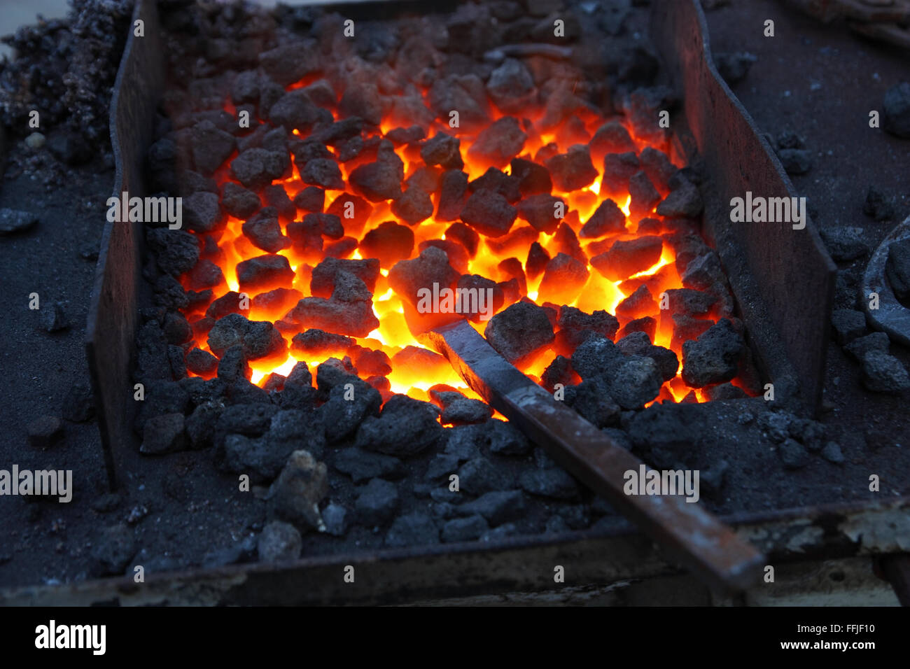 Forge, brazier avec des charbons ardents Banque D'Images