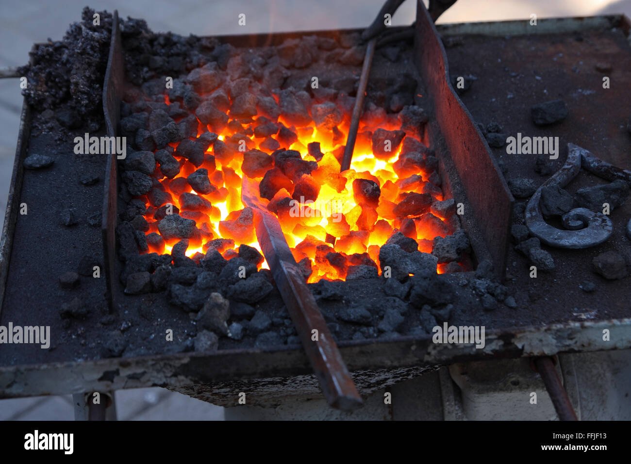 Forge, brazier avec des charbons ardents Banque D'Images