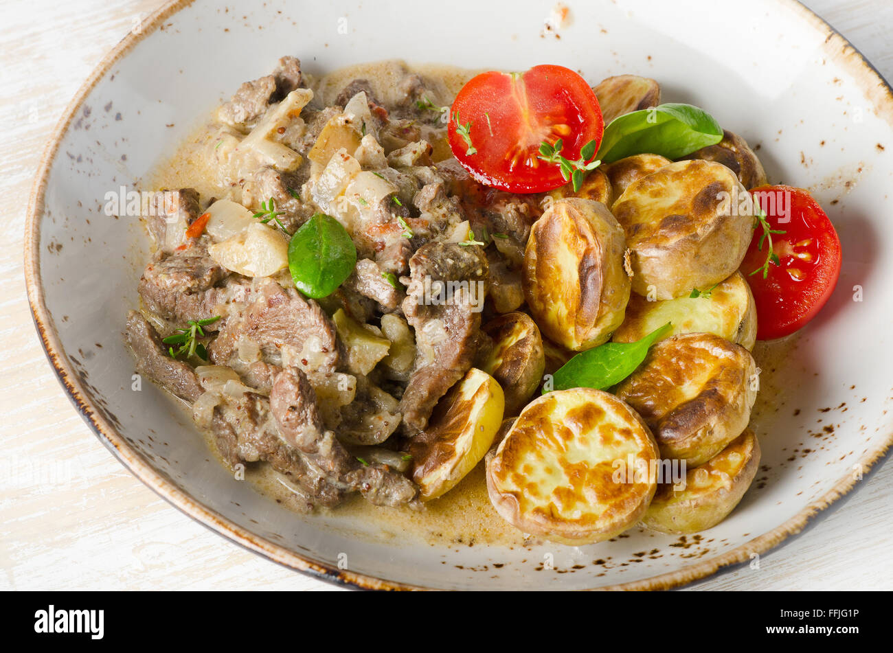 Bœuf stroganoff avec pommes de terre rôties. Selective focus Banque D'Images