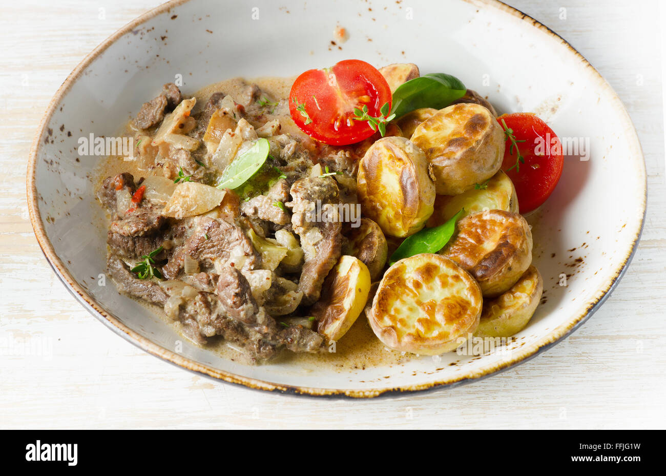 Bœuf stroganoff avec pommes de terre rôties et d'herbes. Selective focus Banque D'Images