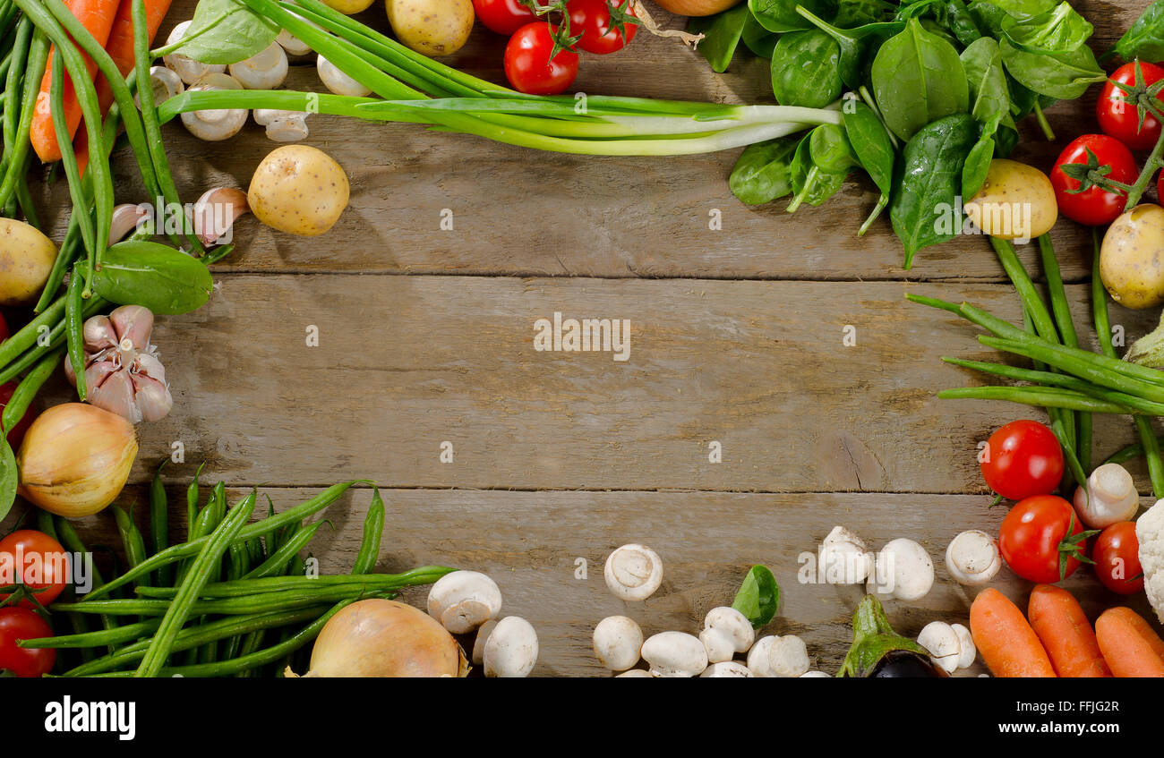 Les légumes biologiques. L'alimentation saine et de la cuisine concept. Vue d'en haut. Banque D'Images