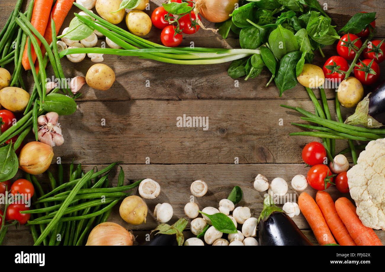 Les légumes frais biologiques. Fond d'aliments sains. Vue d'en haut. Banque D'Images