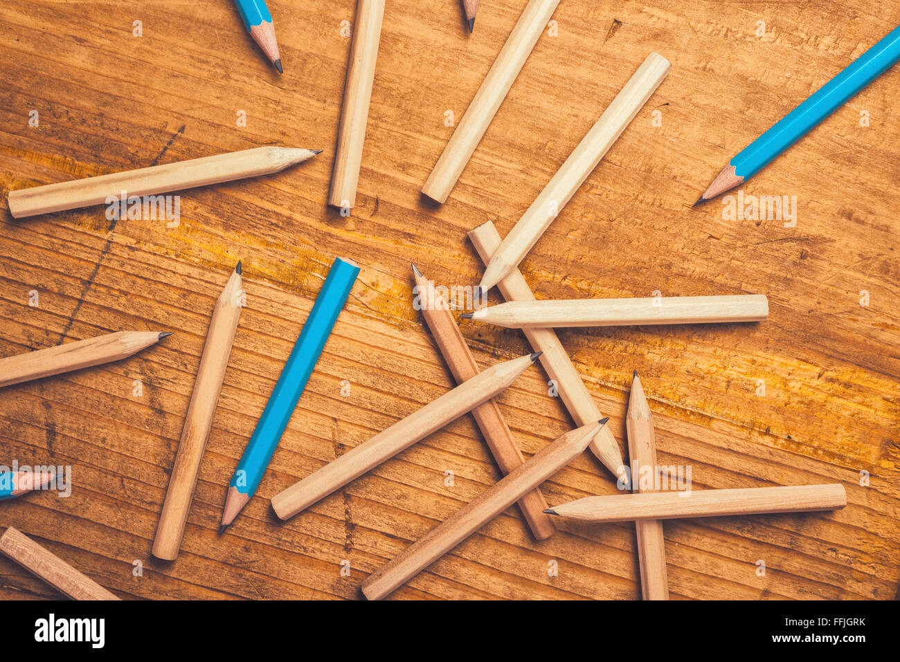 Les crayons éparpillés sur une table en bois rustique, vue du dessus. Banque D'Images