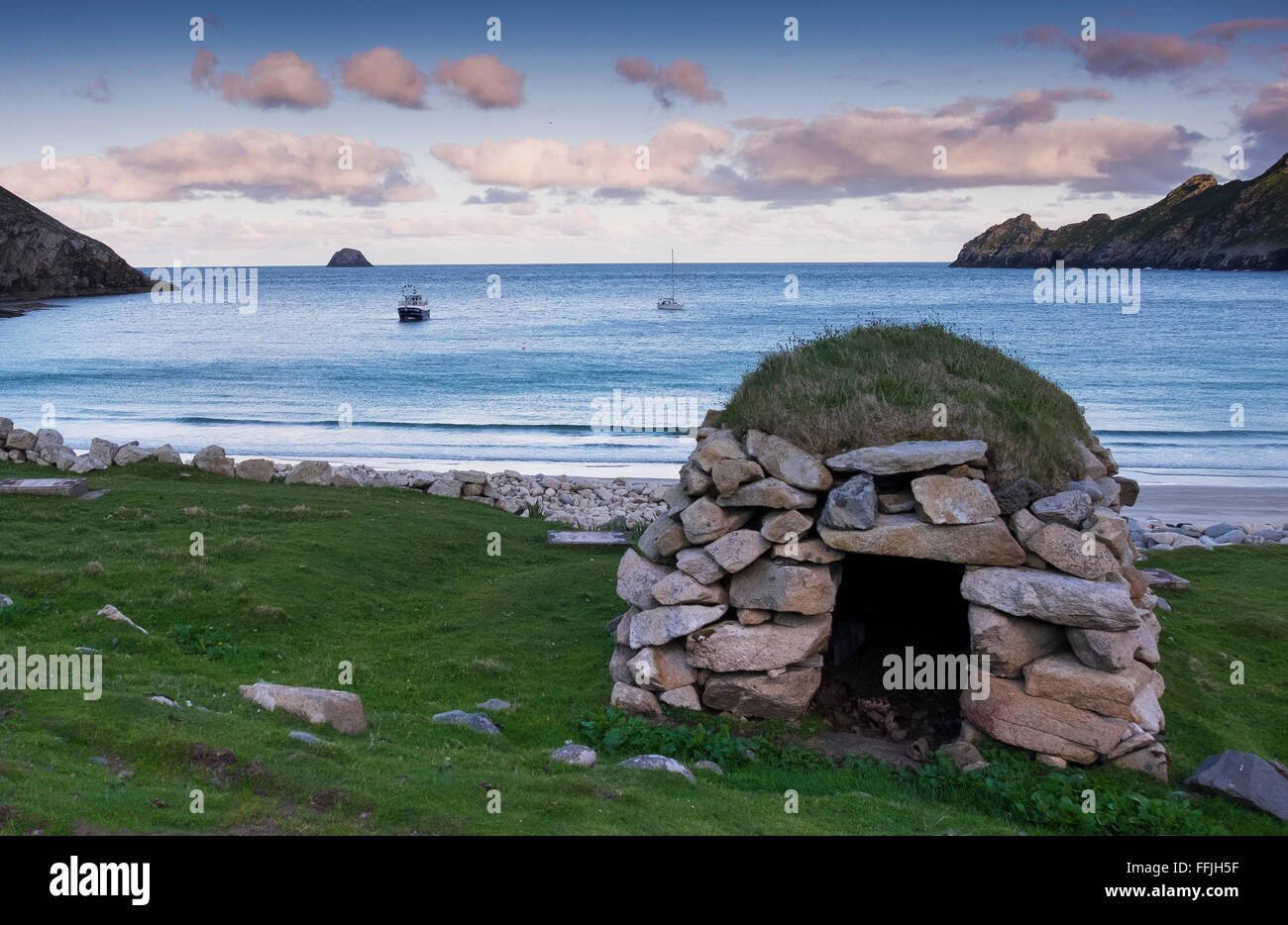 Taquet sur le rivage dans la baie au coucher du soleil avec amarrage sur hirta st kilda Banque D'Images