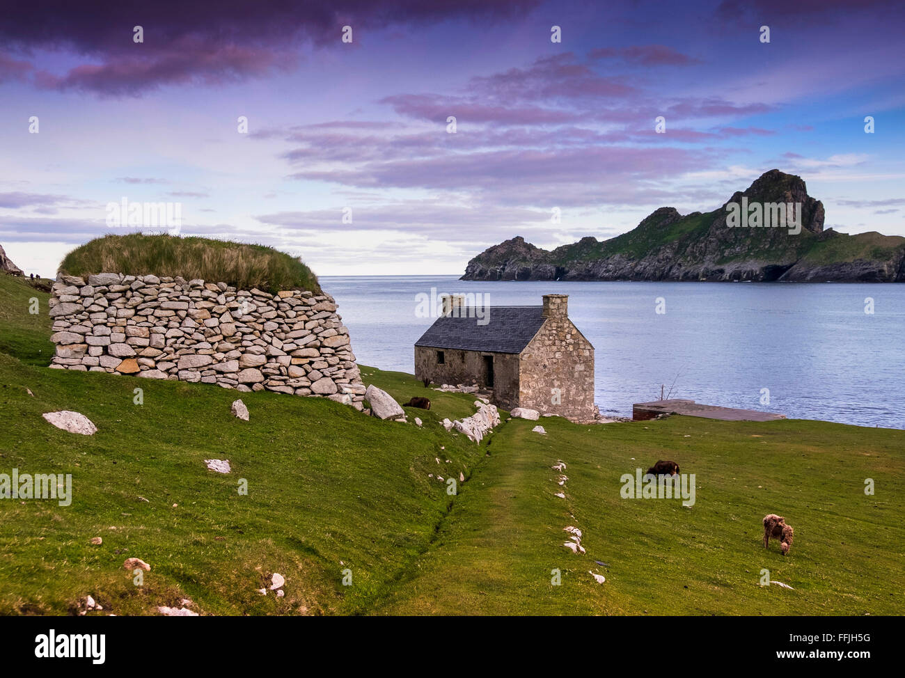 Taquet et magasin de laine maison avec dun dans la baie du village hirta st kilda Banque D'Images