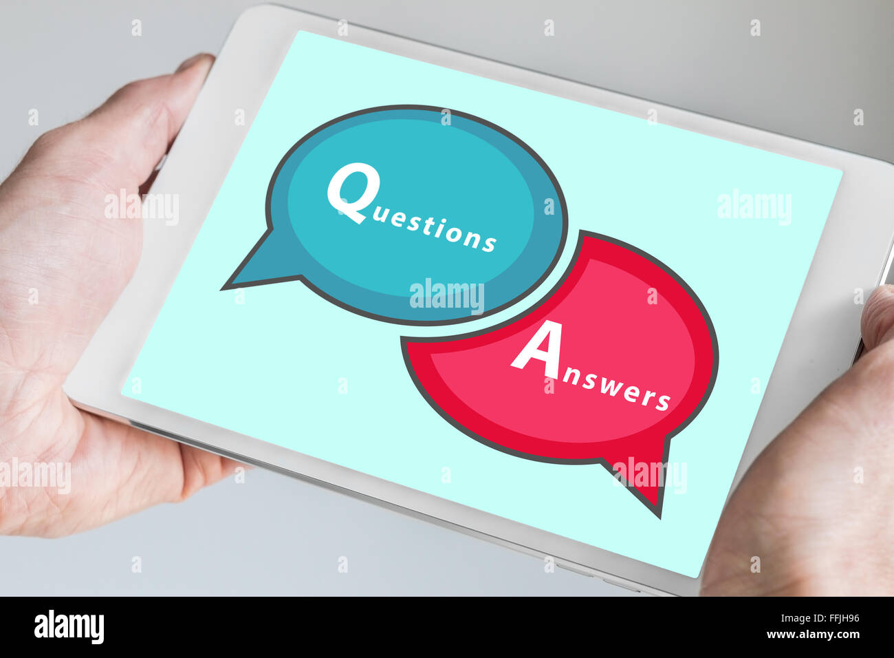 Questions et réponses Q&A session concept avec mains tenant tablette ou smartphone moderne pour être utilisé comme arrière-plan Banque D'Images