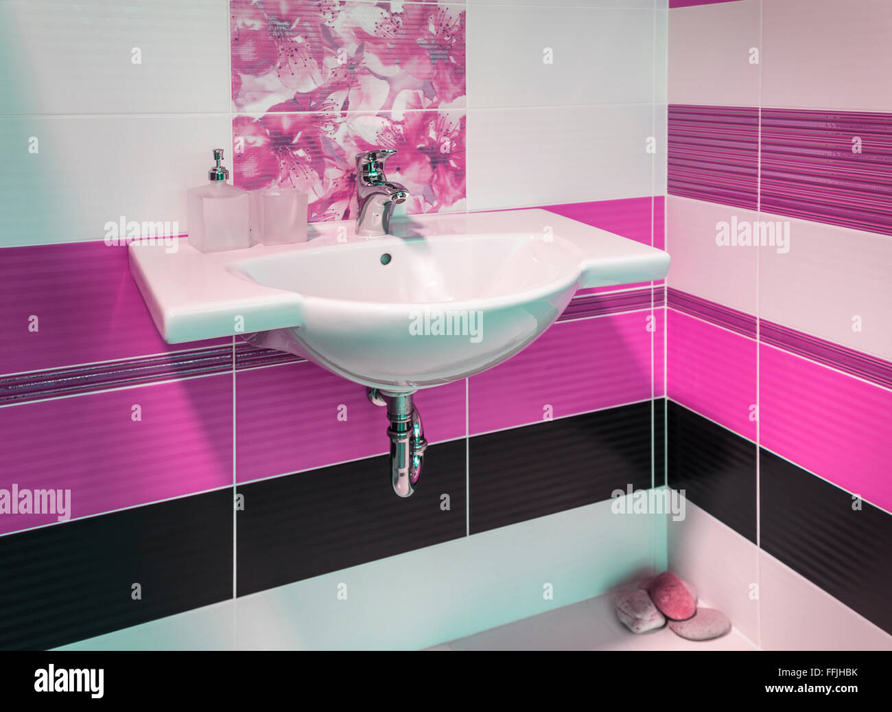 Détail de la belle et élégante salle de bains avec motif floral dans des tons roses Banque D'Images