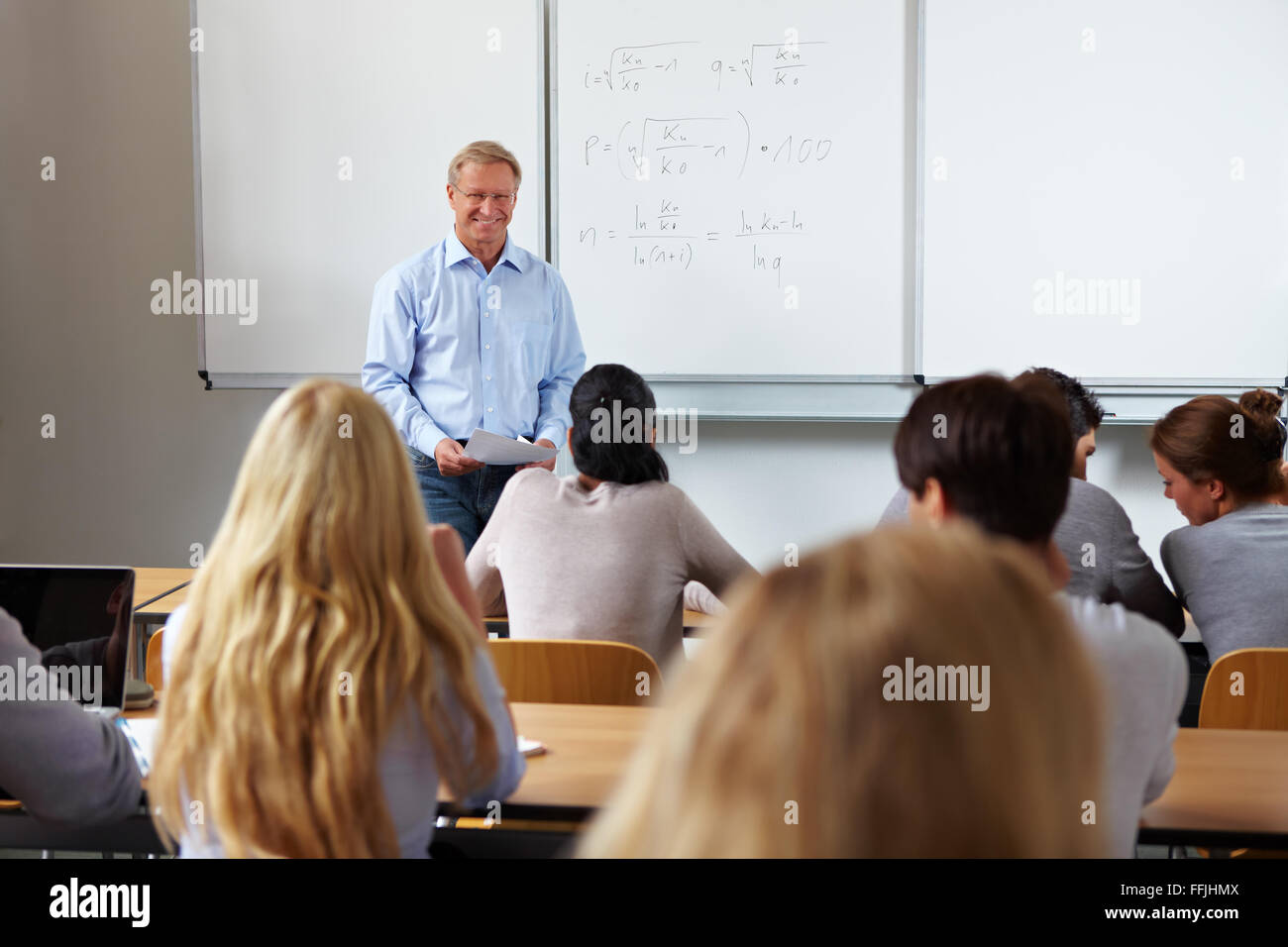 Professeur à l'université en face d'un tableau Banque D'Images