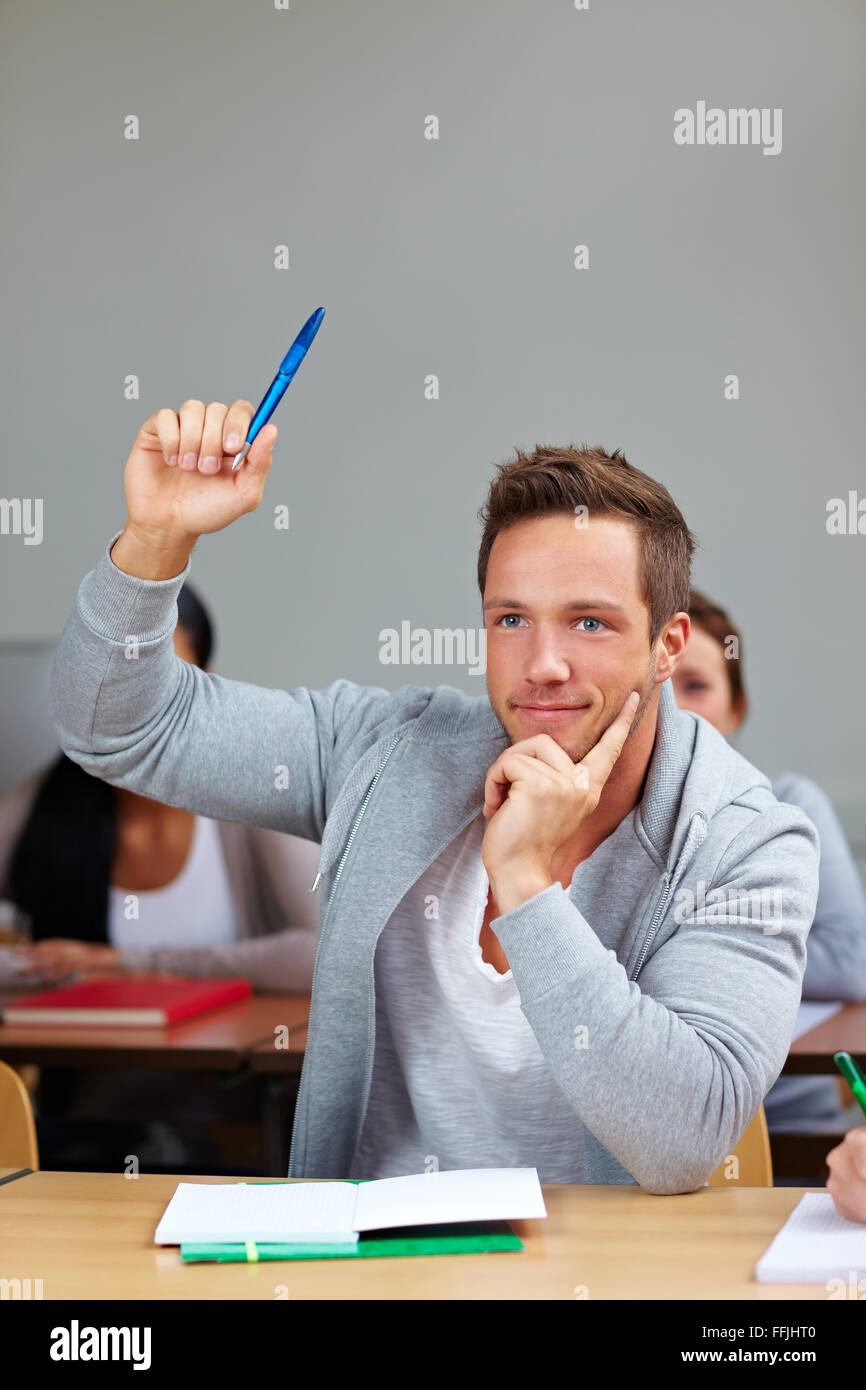 Levant la main d'étudiants en classe à l'université Banque D'Images