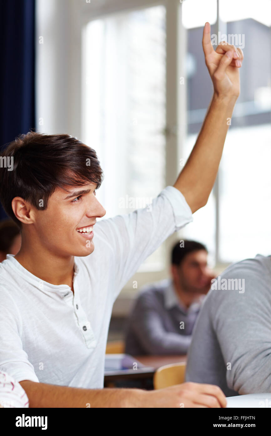 Happy student raising son doigt dans la classe de l'université Banque D'Images