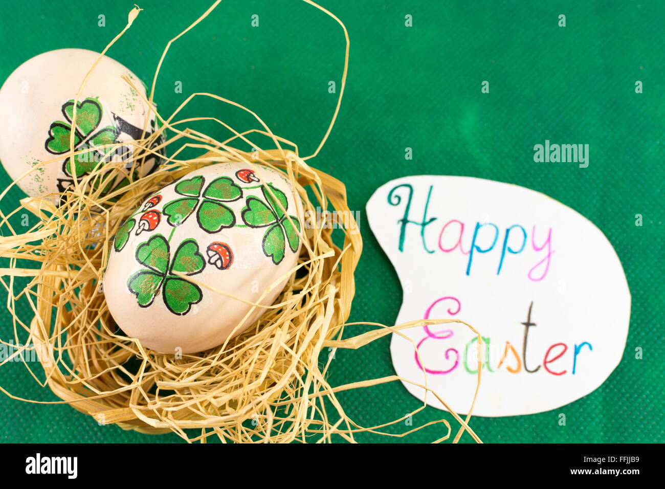 Happy Easter decoupage et peint à la main les oeufs de Pâques décorés Banque D'Images