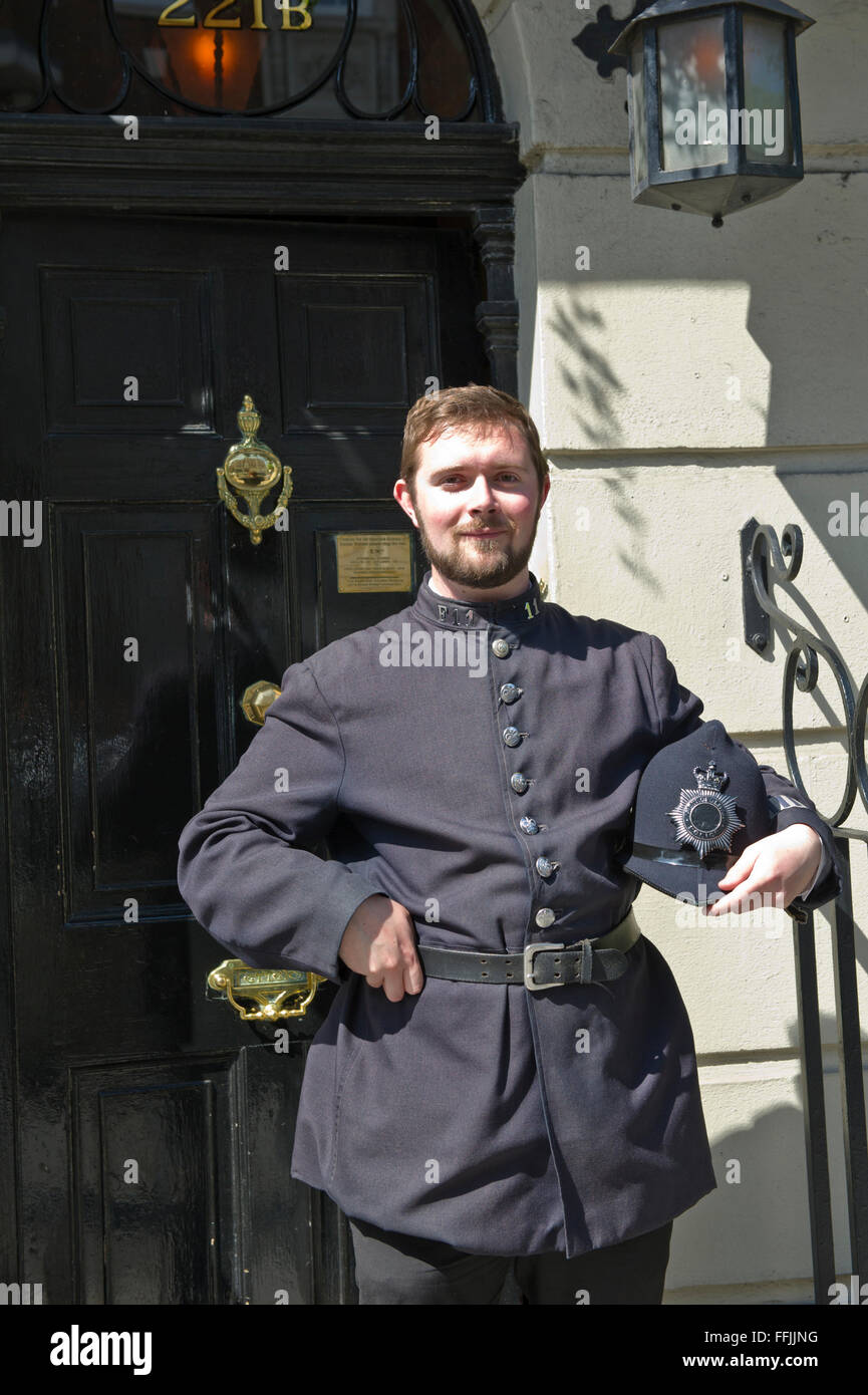 Un homme en costume (ancien uniforme de la police) à l'extérieur de la célèbre Musée Sherlock Holmes à Baker Street, London, United Kingdom. Banque D'Images