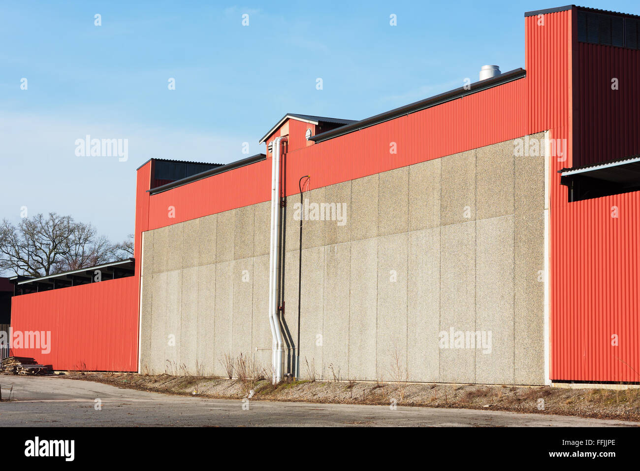 Un grand bâtiment industriel symétrique avec les tubes en acier, sur le  milieu de la façade. Pas de portes ou fenêtres. L'espace de copie sur mur  Photo Stock - Alamy