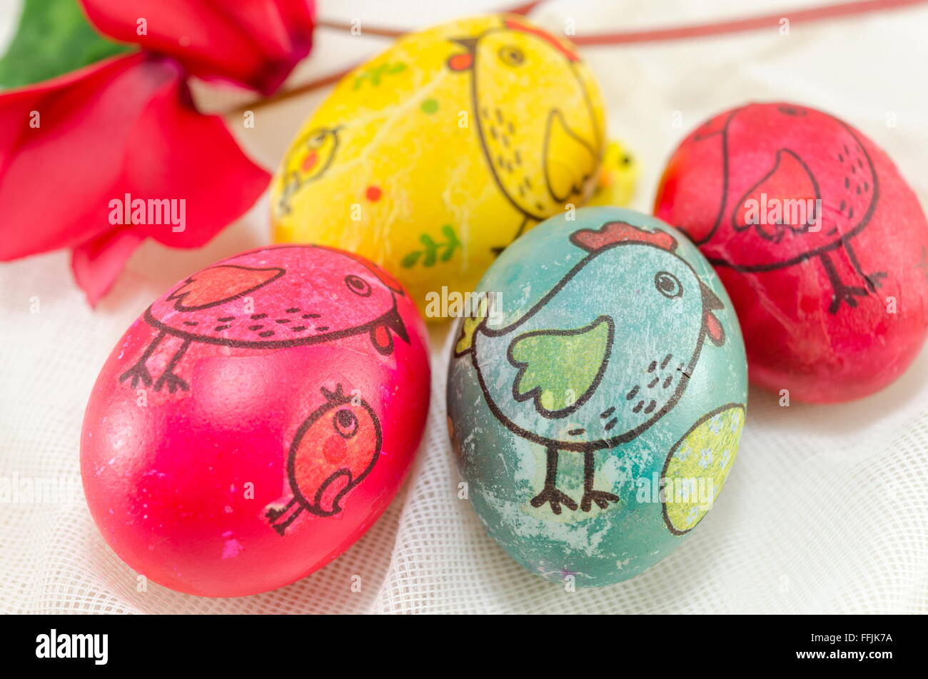 Bande de décoration découpage les oeufs de Pâques colorés Banque D'Images